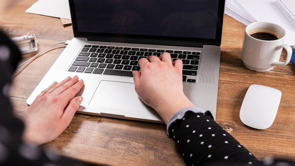 high-angle-woman-working-laptop-stappenplan-wordpress-website-maken