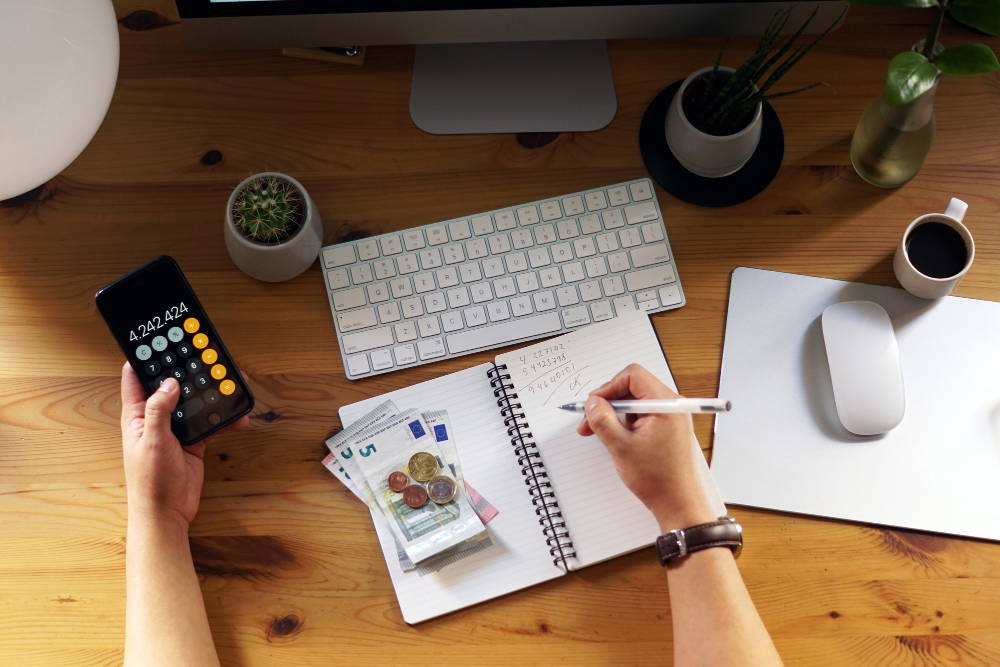 hoeveel-kost-bedrijf-starten-closeup-shot-entrepreneur-working